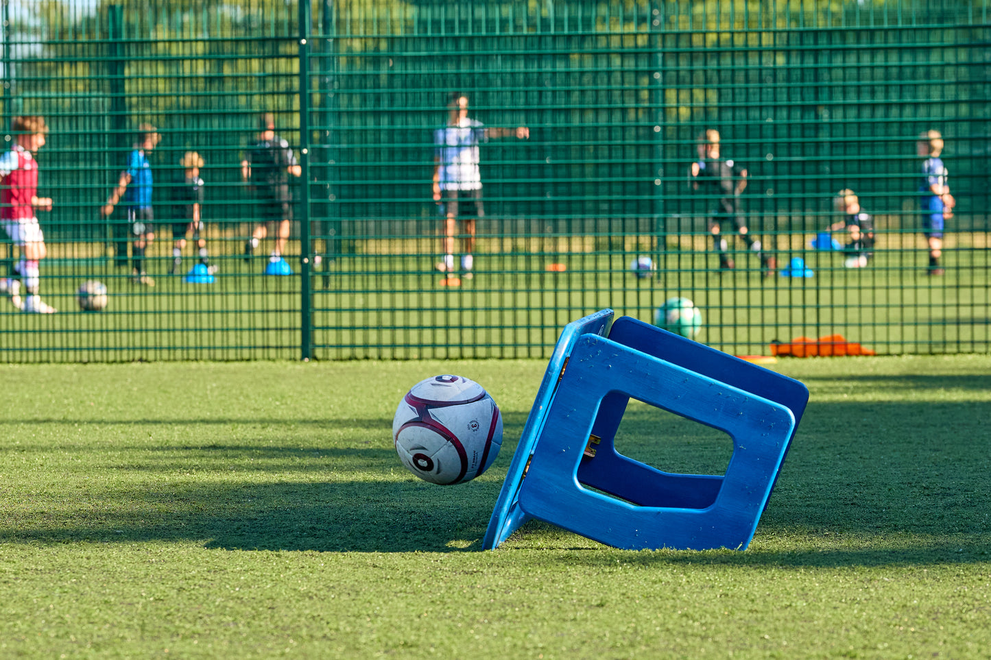 Football Rebounder Board – Pass Back Trainer for Kids & Adults | Dual-Surface Football Rebounder for Passing, First Touch & Volleys | Portable Soccer Training Equipment for garden or Club