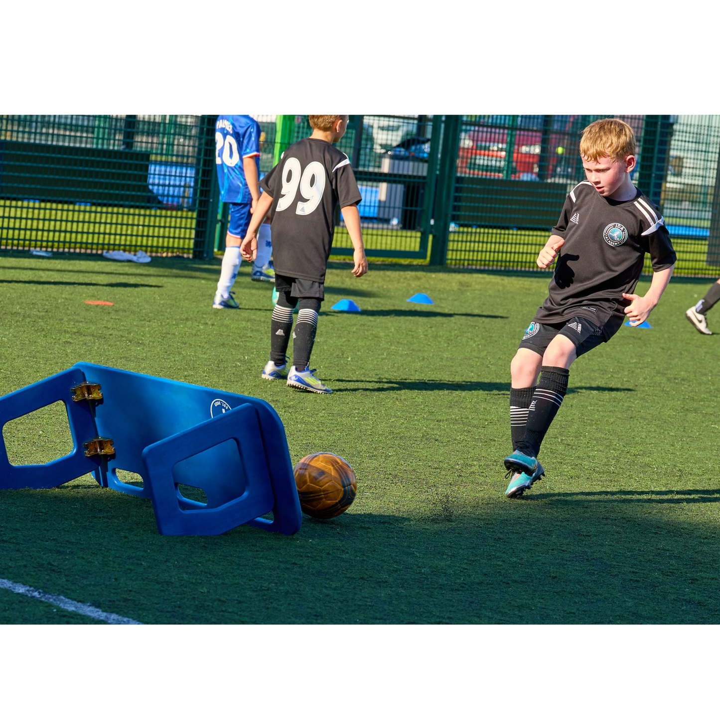 Football Rebounder Board – Pass Back Trainer for Kids & Adults | Dual-Surface Football Rebounder for Passing, First Touch & Volleys | Portable Soccer Training Equipment for garden or Club