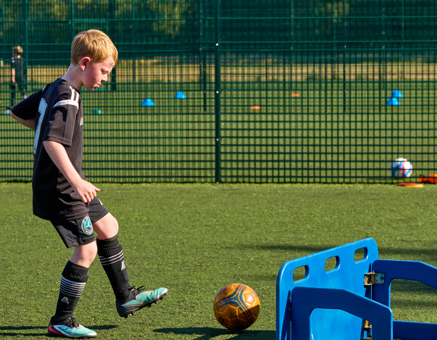 Football Rebounder Board – Pass Back Trainer for Kids & Adults | Dual-Surface Football Rebounder for Passing, First Touch & Volleys | Portable Soccer Training Equipment for garden or Club